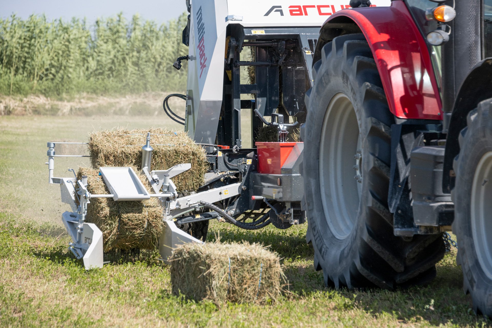 ARCUSIN-MultiPack-E14-Bale-Bundler-Pick-up